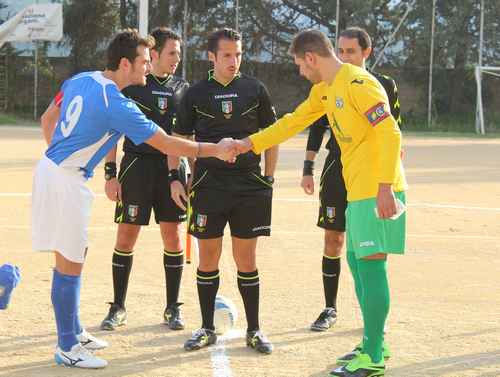 Stretta di mano tra i capitani prima del match