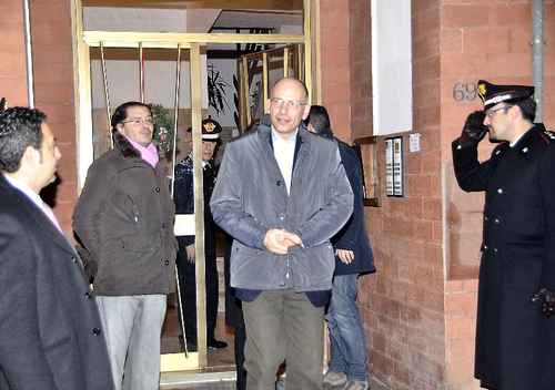 Il Premier Letta mentre esce dalla casa di Giuseppe Giangrande (foto La Nazione)