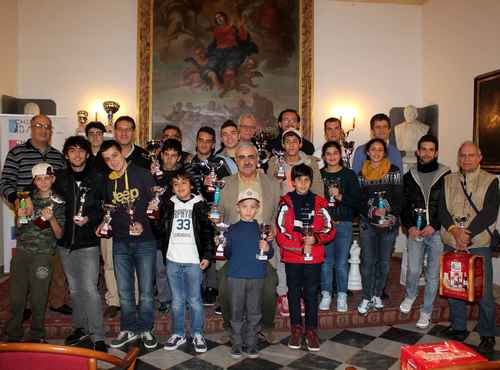 Foto di gruppo per i premiati del'Accademia nella manifestazione di Natale 2013