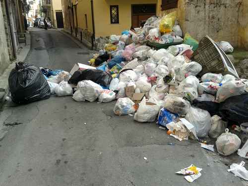 Rifiuti ieri in via Verdi