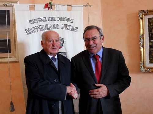 Il decano dei giornalisti monrealesi, Lorenzo Salamone con il sindaco Filippo Di Matteo