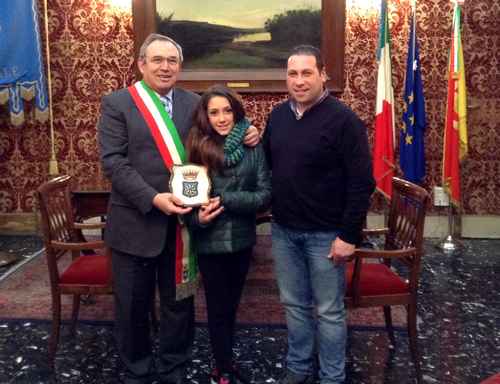 La piccola ballerina Selene Naimi col sindaco Filippo Di Matteo e l'assessore Mimmo Vittorino