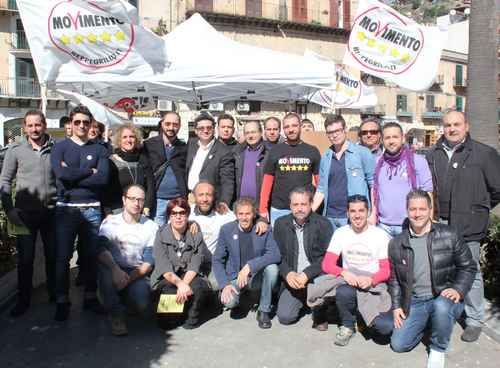 Foto di gruppo per i grillini oggi a piazza Vittorio Emanuele