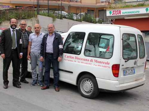 I volontari della Caritas al lavoro ieri mattina