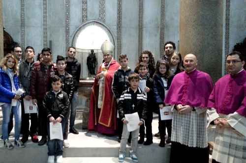 Il gruppo dei catecumeni con Monsignor Pennisi