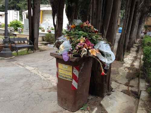 Rifiuti oggi al cimitero di Monreale