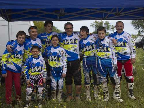 Foto di gruppo per i piloti monrealesi di Enduro
