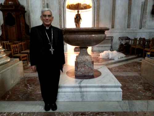 Monsignor Michele Pennisi mostra il fonte battesimale della cattedrale