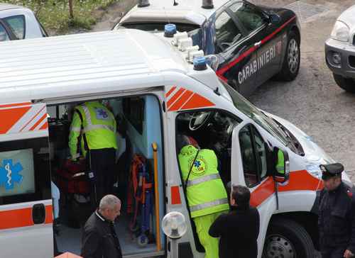 L'intervento dei soccorritori del 118 stamattina in via XVI marzo