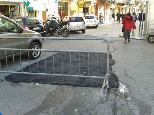Una buca rattoppata stamattina al Canale