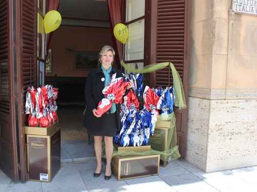 Tiziana Parisi davanti il Circolo Italia