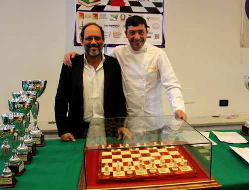 Antonio Ingroia con la scacchiera di cioccolato realizzata da Nicola Fiasconaro
