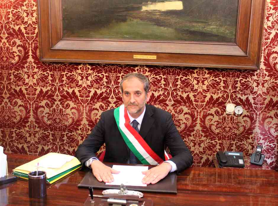 Piero Capizzi dietro la scrivania del sindaco in Sala Rossa
