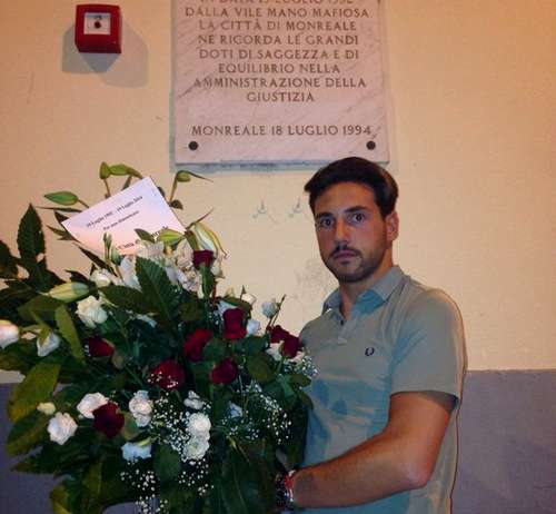Marco Intravaia depone i fiori sulla lapide di Borsellino