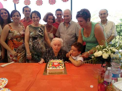 La signora Giuseppina Semilia soffia sulle 100 candeline