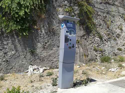 Una colonnina-parcheggio installata a Monreale