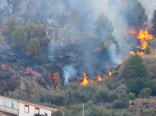 Operazioni di spegnimento sul monte Caputo (foto Giuseppe Lo Presti)