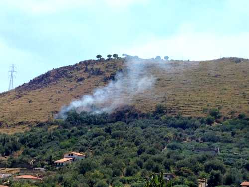 Fiamme a Miccini (foto archivio MonrealeNews)
