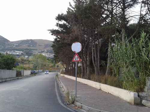 Il cartello stradale di via Santa Liberata ad Aquino