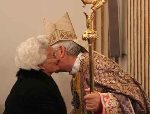 Abbraccio tra la mamma di don Vincenzo Noto e l'arcivescovo Pennisi