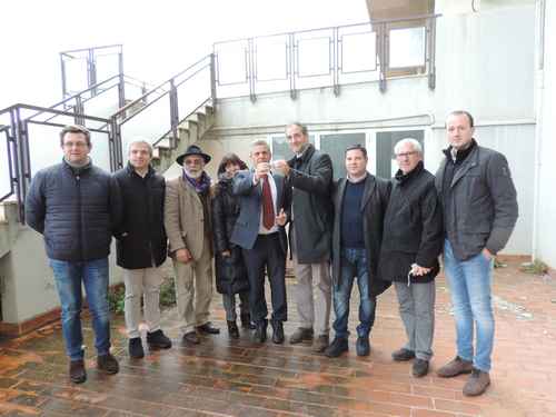 Foto di gruppo al momento della consegna delle chiavi dell'edificio del Cres