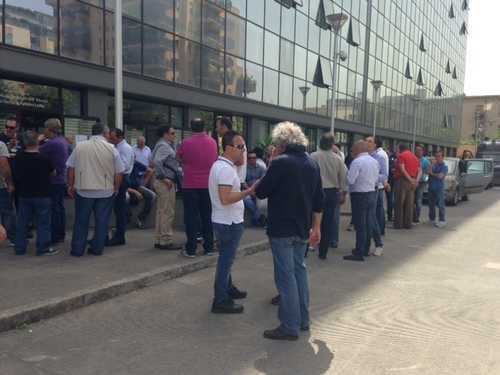 Operai Ato oggi davanti gli uffici di viale Campania