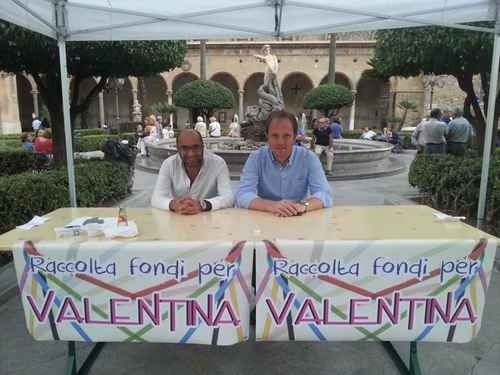 La raccolta fondi organizzata in piazza Vittorio Emanuele da Geri Valerio e Giuseppe Cangemi