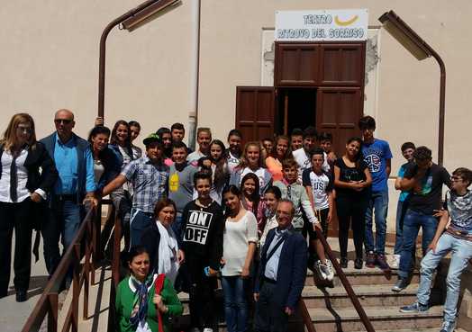 Foto di gruppo dei protagonisti della recita