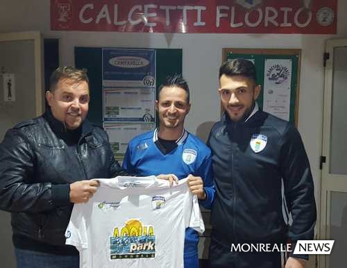 Il rinforzo del Monreale, Roberto De Simone tra il ds Tony Sabella ed il team manager Domenico Sardisco
