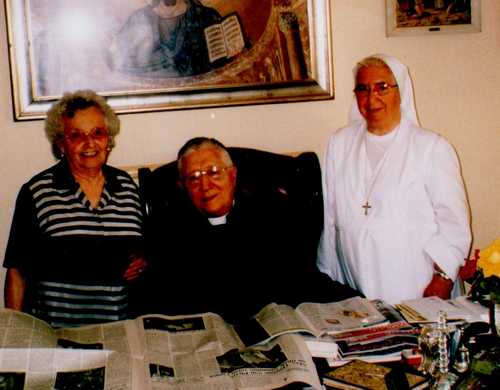 Suor Carmelina con la migliore amica, Sara La Mantia, e il padre spirituale, monsignor Catarinicchia