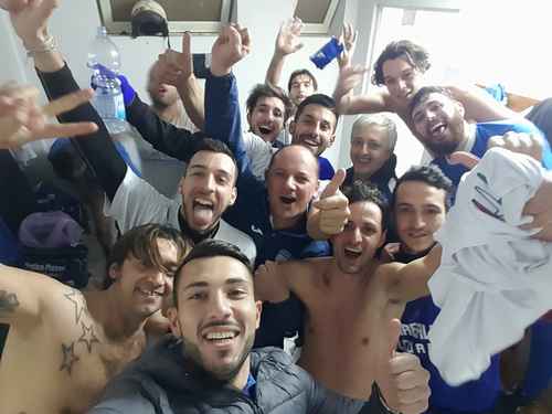 La festa nello spogliatoio del Monreale dopo la vittoria di Capaci