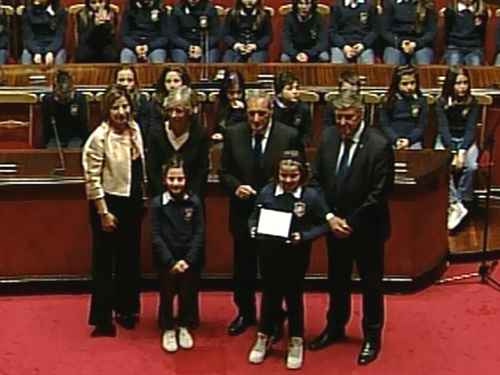 Il momento della premiazione (telefoto)