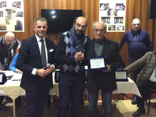 Ettore Ferrante (a destra), premiato al termine del trofeo Gambino
