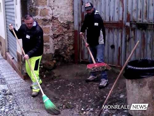 Operai oggi al lavoro in via Torres