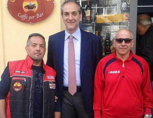 Il presidente del Club Ruote Storiche, Giuseppe Tripoli, il sindaco Piero Capizzi e il consigliere comunale, Filippo Giurintano