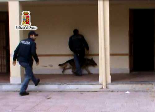 Un momento dell'azione della Polizia