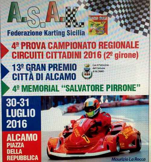 Gabriele Lo Iacono, 2° da sinistra, col trofeo Sant'Anna