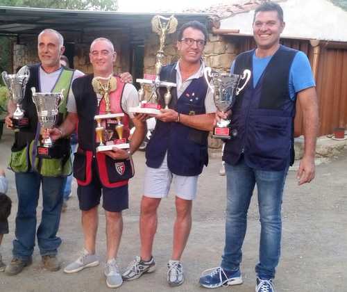 Gabriele Lo Iacono, 2° da sinistra, col trofeo Sant'Anna