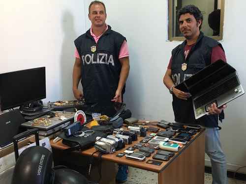 I poliziotti con la refurtiva