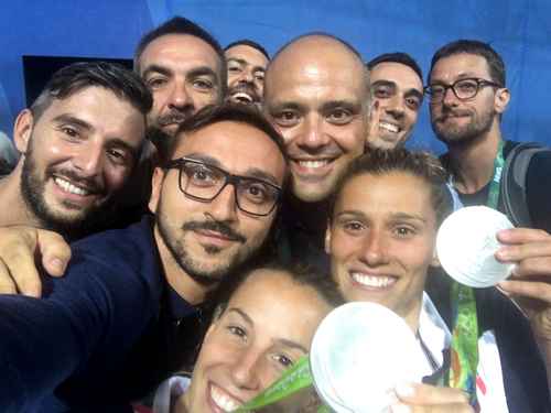 Un selfie di Tania Cagnotto e Francesca Dallapè con alcuni giornalisti italiani inviati a Rio De Janeiro