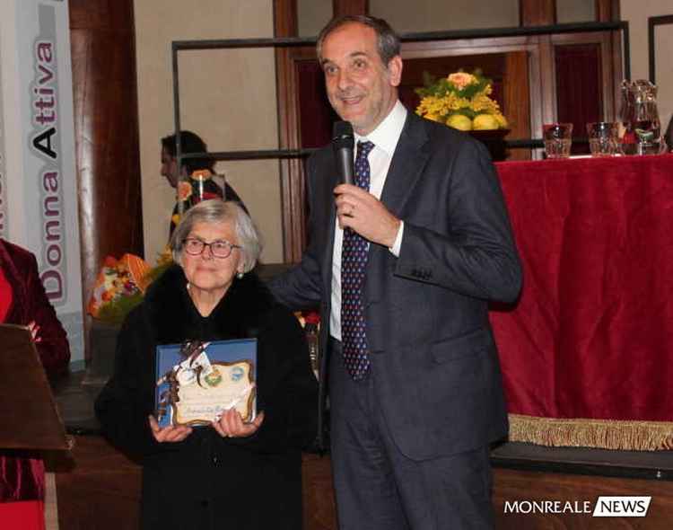 La dottoressa Bina Ferraro il giorno in cui ricevette il premio Donnattiva
