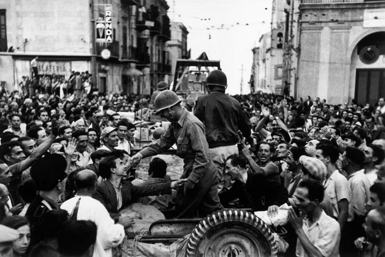 L'ingresso degli americani a Monreale il 23 luglio 1943 in una celebre foto di Robert Capa
