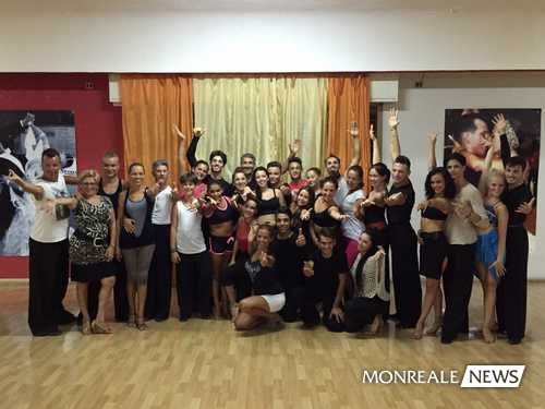 Foto di gruppo per i ballerini della News Stars Dance
