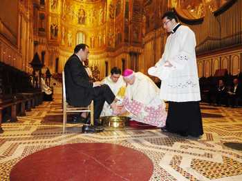 Il rito della lavanda dei piedi officiato ieri dall'arcivescovo, monsignor Salvatore Di Cristina