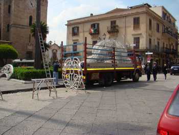 Gli operai installano le luminarie in piazza