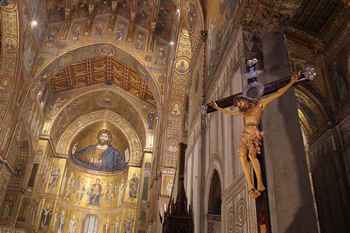 Il Crocifisso staziona in cattedrale