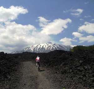 Un alteta durante la gara sull'Etna