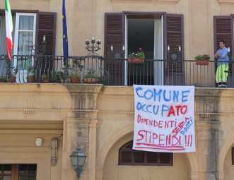 Lo striscione che campeggiava oggi sul balcone del municipio