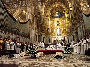 I neosacerdoti si prostrano al momento dell'ordinazione