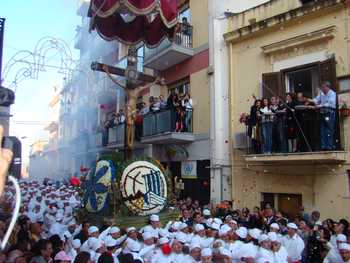 La partenza della processione del SS.Crocifisso